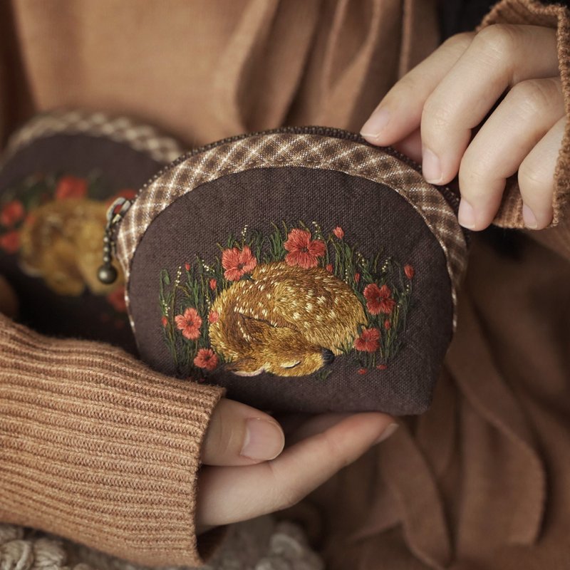 【限量作品】手工刺繡 \ 零錢包 \ 罌粟花和鹿 - 零錢包/小錢包 - 棉．麻 咖啡色