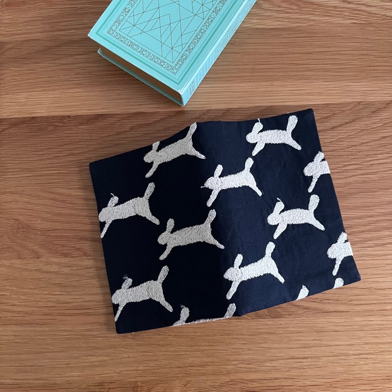 mina perhonen pomppia  うさぎ　兔子　刺繍 書衣　A6  ブックカバー - 書衣/書套 - 棉．麻 藍色
