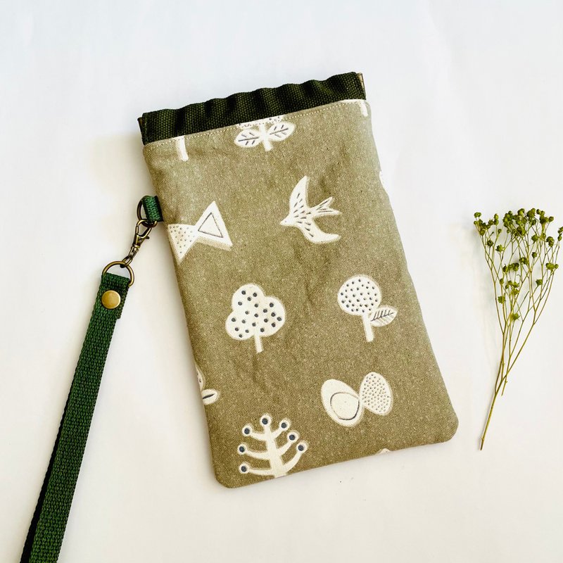 Nordic birds. Elastic cell phone pocket. Can be carried, hung by hand or used alone. Passport glasses are also easy to store. 2 colours - กระเป๋าเครื่องสำอาง - ผ้าฝ้าย/ผ้าลินิน สีเขียว