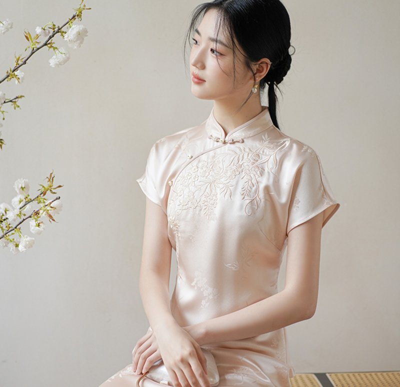 【粉黛云】新中式復古中國風 醋酸刺繡/提花改良旗袍 - 旗袍/改良式旗袍 - 聚酯纖維 粉紅色