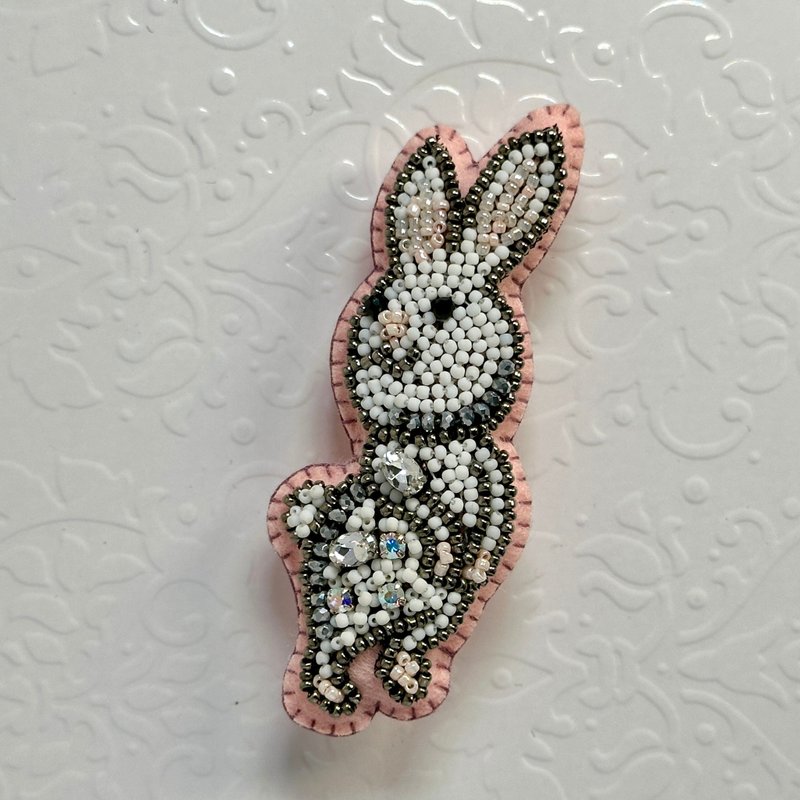 釘珠淺粉紅色邊白色全身兔仔扣針 Beaded Light Pink Rabbit Pin - 胸針 - 其他材質 多色