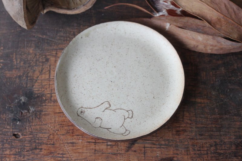 Round plate with Polar bear - จานและถาด - ดินเผา สีกากี