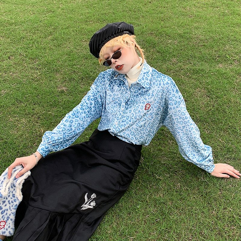 ziziFei 復古港味藍色絲絨豹紋襯衫女早春奶藍長袖燈籠袖印花襯衣 - 女襯衫 - 聚酯纖維 藍色