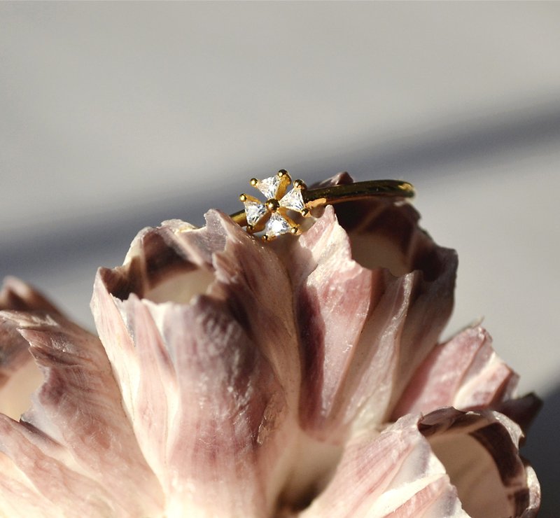HELA | Cross Flower Ring 925 Silver Gold Plated, Exclusive Custom Triangle Gemstone - แหวนทั่วไป - โลหะ สีทอง