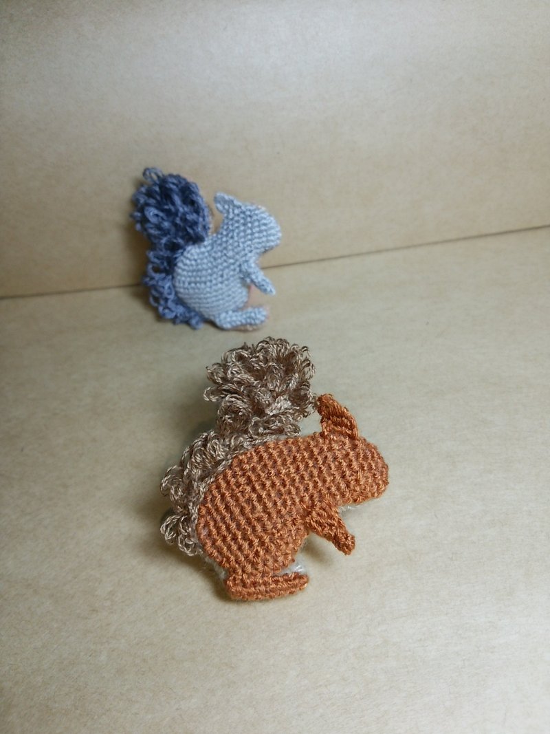 手刺繡松鼠胸針 - 胸針 - 繡線 咖啡色
