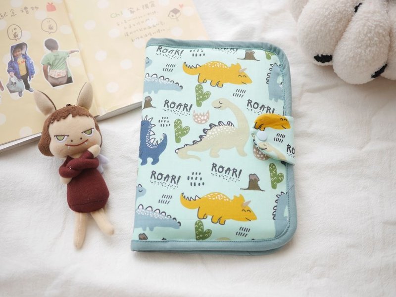 Baby manual cover, mother manual cover, book cover can hold two manuals, cute dinosaur style - อื่นๆ - ผ้าฝ้าย/ผ้าลินิน สีเขียว