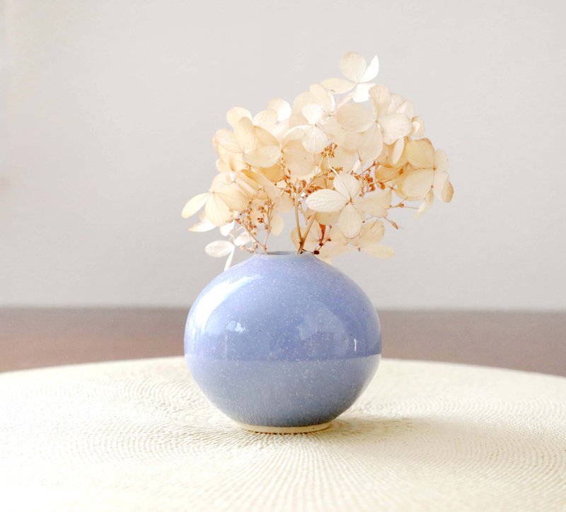 A plump round vase made of hydrangea crystal glaze - เซรามิก - ดินเผา สีน้ำเงิน