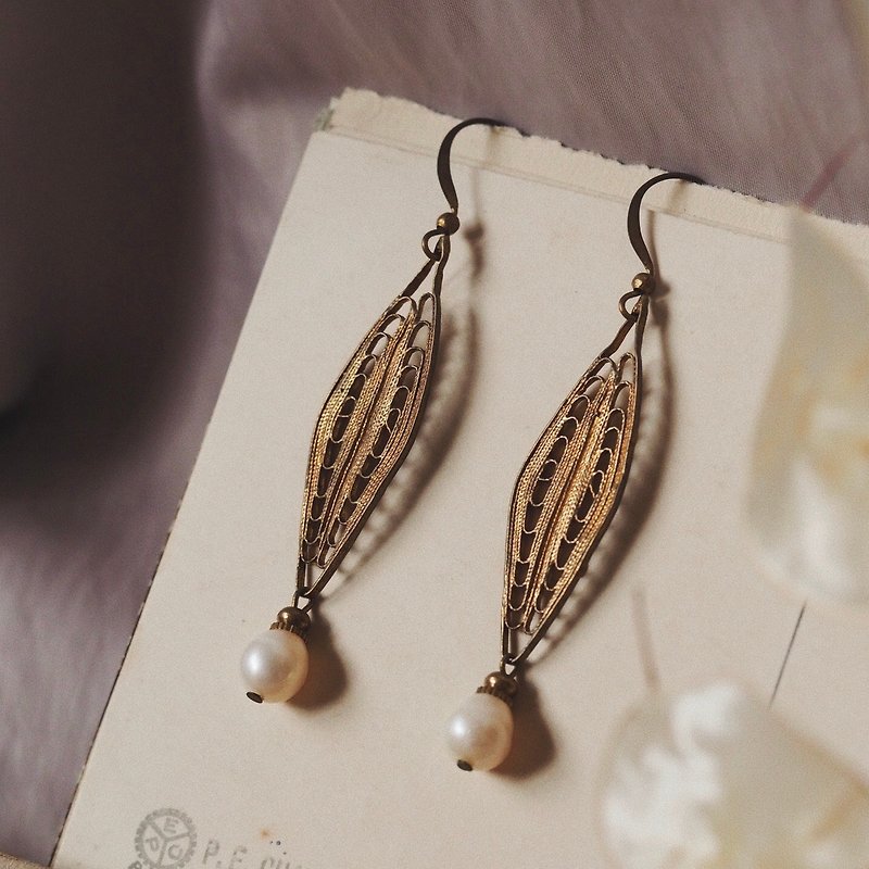 Etched Bronze hollow pearl earrings - ต่างหู - โลหะ สีทอง