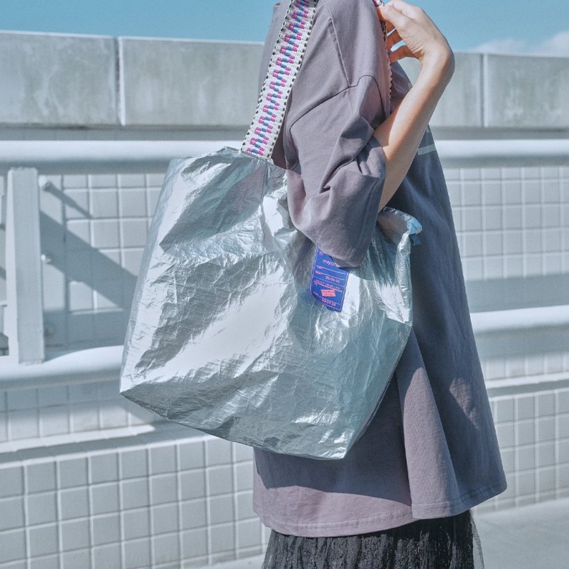 Korean wrinkled tote bag-Galaxy Snowflake Ice Eco-friendly Dupont paper material, portable, shoulder and backpack, water-repellent - กระเป๋าแมสเซนเจอร์ - กระดาษ สีเงิน