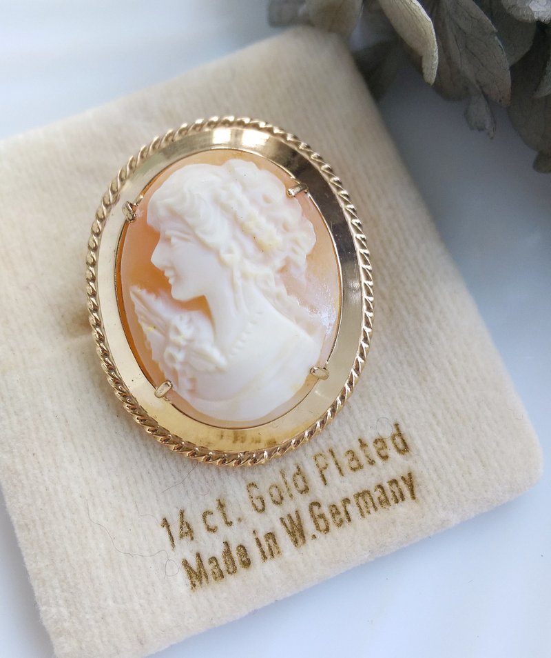 Vintage Jewelry 西洋古董飾品 西德手工貝雕 14K鍍金 CAMEO 別針 - 徽章/別針 - 其他金屬 金色