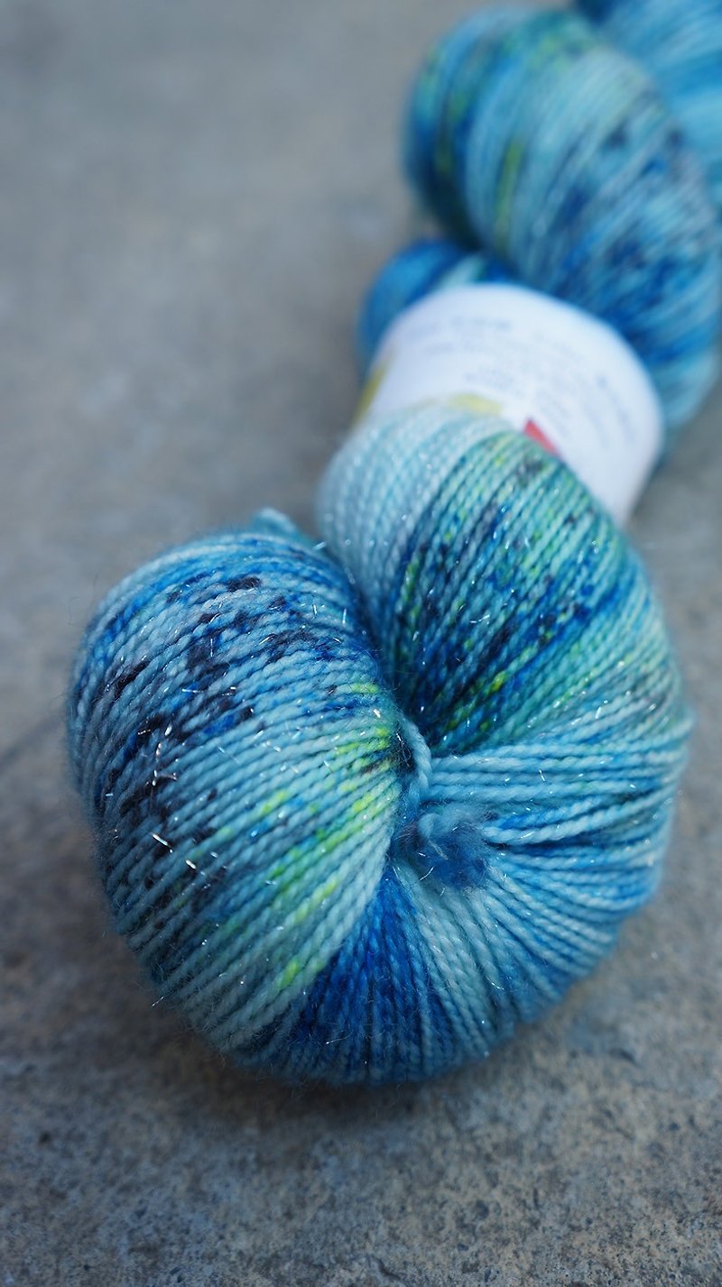 手染線。藍色霓虹(火花)(4ply襪線) - 編織/刺繡/羊毛氈/縫紉 - 羊毛 
