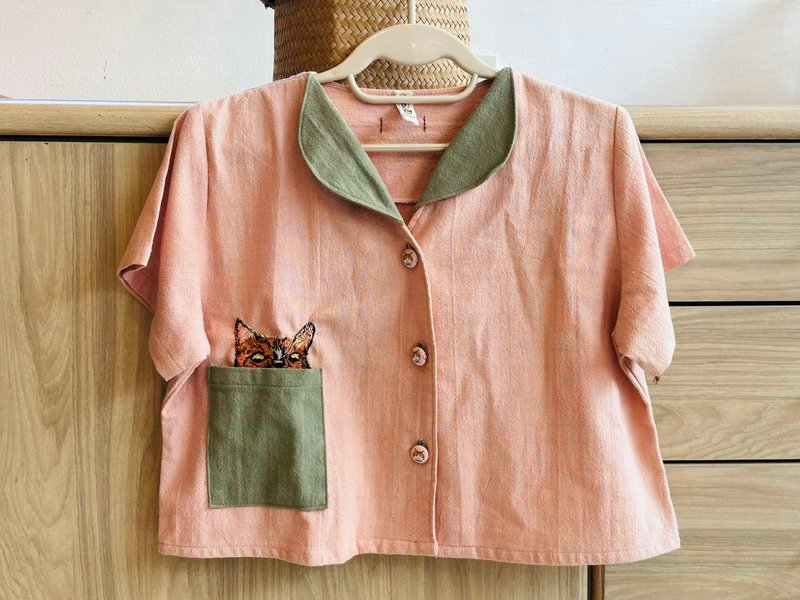 Soft cotton crop top adorned with a charming hand-stitched cat design - 女上衣/長袖上衣 - 棉．麻 粉紅色