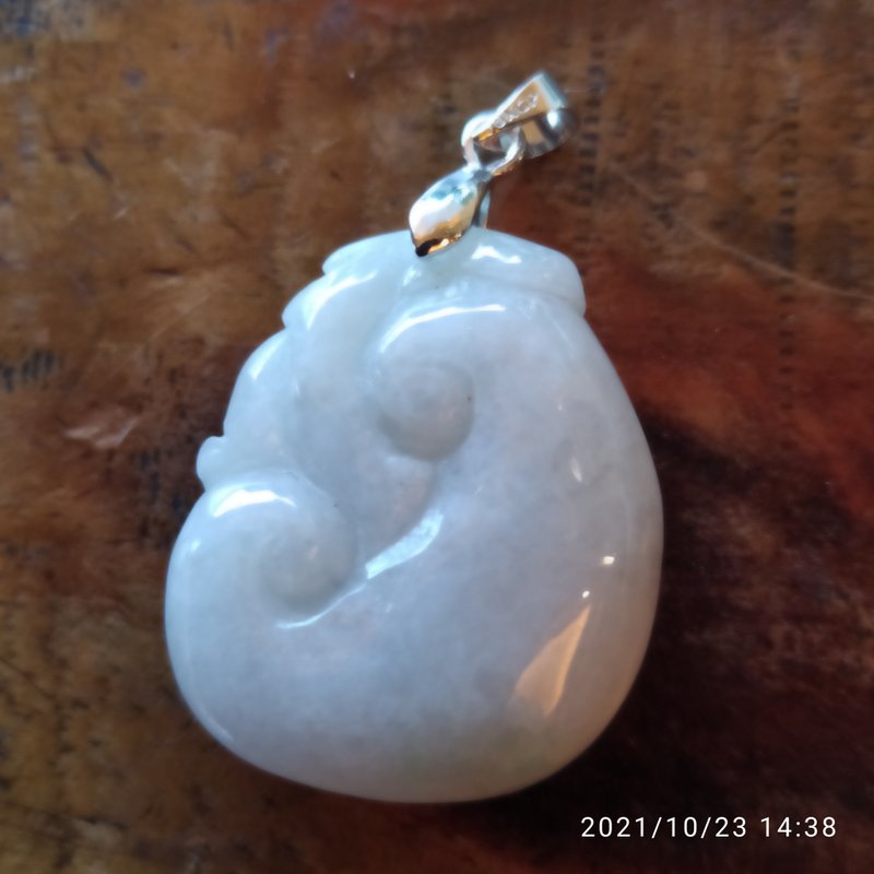 Green jade pendant with white background - อื่นๆ - หยก 