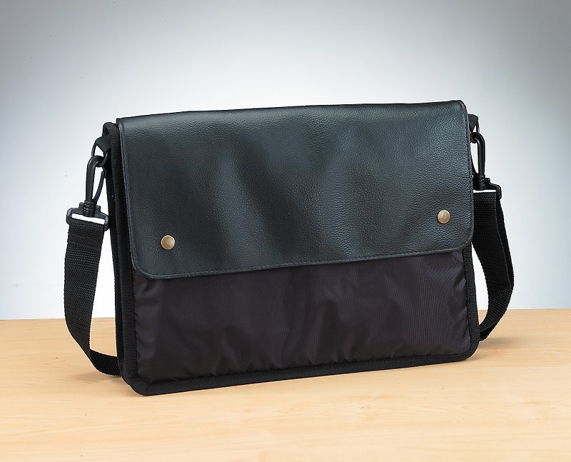 Liang's Multifunctional Thin Saddle Bag – Custom/Metal Button Side Bag Messenger Bag Flat Bag - กระเป๋าแมสเซนเจอร์ - หนังเทียม สีดำ