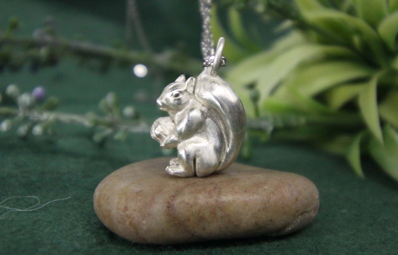 Sneaking necklace squirrel - Necklaces - Silver Silver