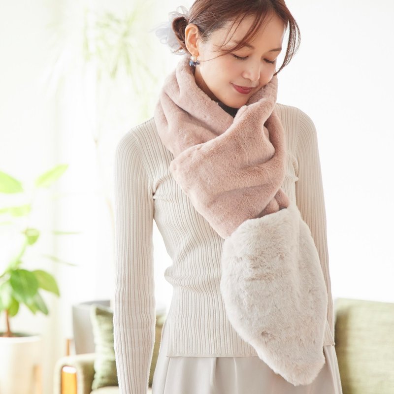 Scarf pouch to wear and hug | Curly/baby pink - ผ้าพันคอถัก - วัสดุอื่นๆ สึชมพู