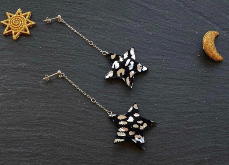 Celestial bodies Leather earrings Lucky stars Pendant earrings - ต่างหู - หนังแท้ สีดำ
