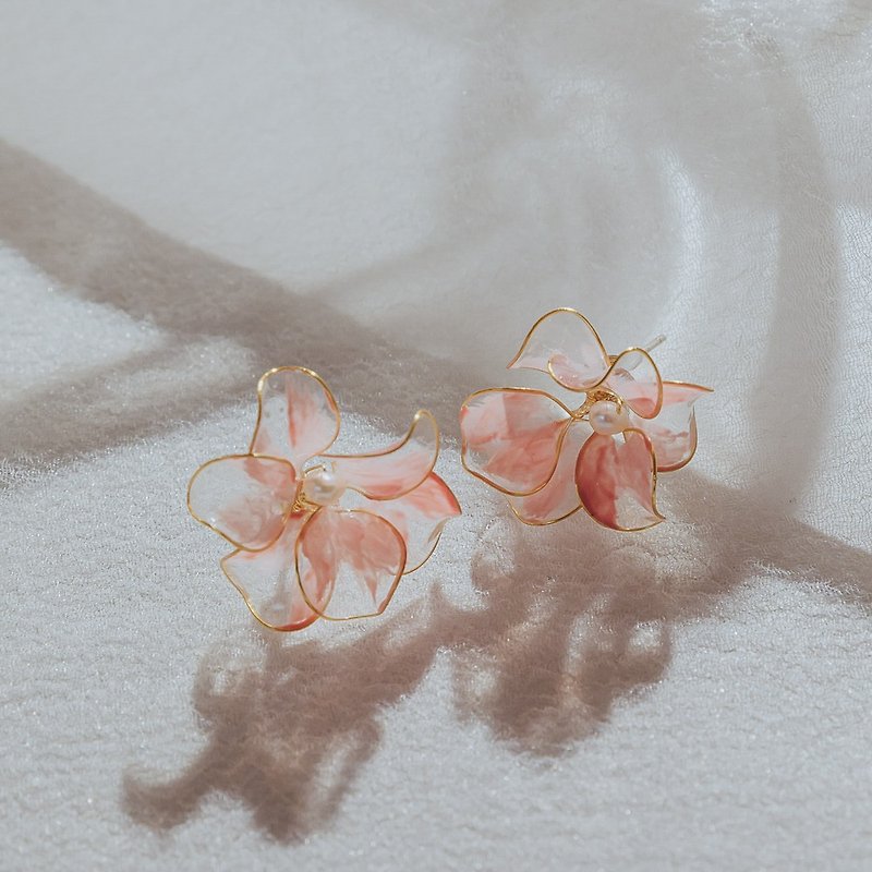 【海棠-玫瑰粉】貼耳式耳環 | 水晶花飾品 - 耳環/耳夾 - 樹脂 粉紅色