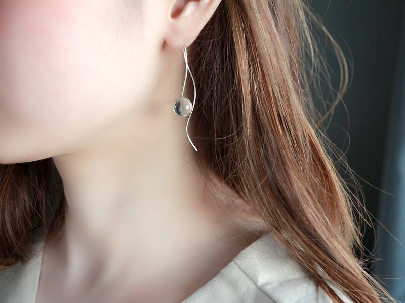 SV935(Argentium)-nuance curve crystal pierced earrings - ต่างหู - เครื่องเพชรพลอย สีเงิน