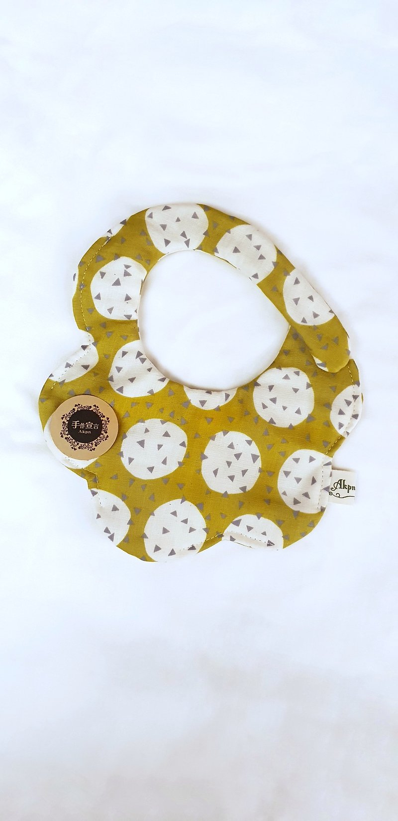 Japanese style-mustard yellow-eight-layer yarn 100% cotton arc-shaped bib. Saliva towel - ผ้ากันเปื้อน - ผ้าฝ้าย/ผ้าลินิน สีกากี