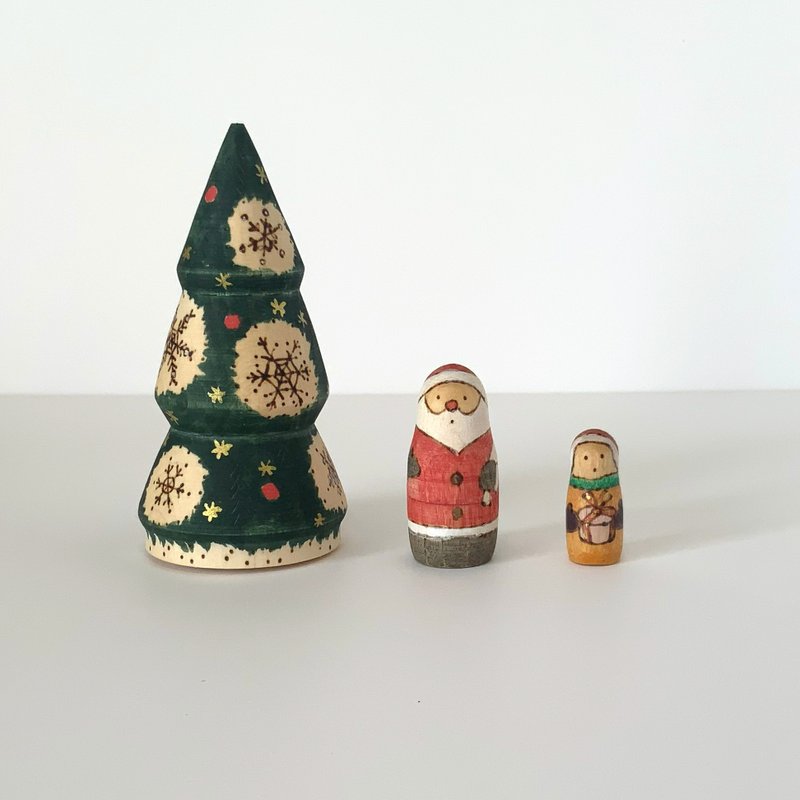 クリスマスツリー マトリョーシカ　サンタ・プレゼントをもらった子 - 公仔/玩偶 - 木頭 綠色