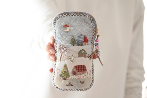 BeePatchwork Quilted iPhone Purse, Cool iPhone case for Girl with House, Phone pouch.