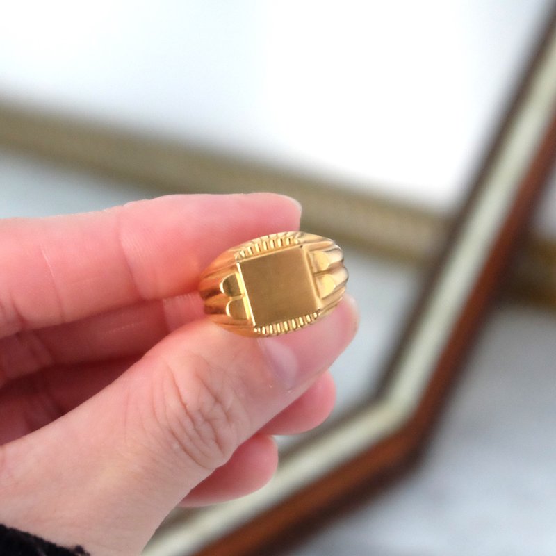 French Vintage Gold-Plated Chevalière Ring - แหวนทั่วไป - เครื่องประดับ สีทอง