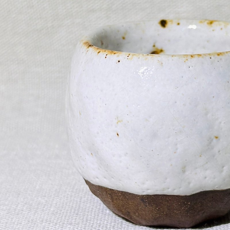 No. 5 / Mineral White Series / Hand-pinched Small Cup (S) - ถ้วย - เครื่องลายคราม หลากหลายสี