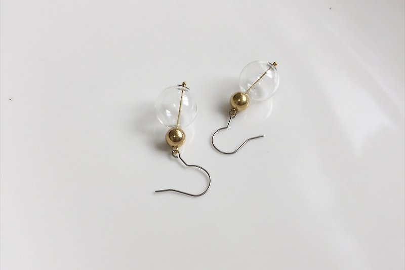 Gold Bubble transparent glass ball brass earrings - ต่างหู - โลหะ สีทอง