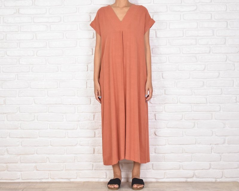 リネン素材のシンプルなVネックワンピース　ラストオレンジ - 洋裝/連身裙 - 棉．麻 橘色
