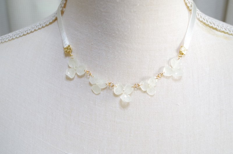 紫陽花とサテンリボンのネックレス - 項鍊 - 棉．麻 白色