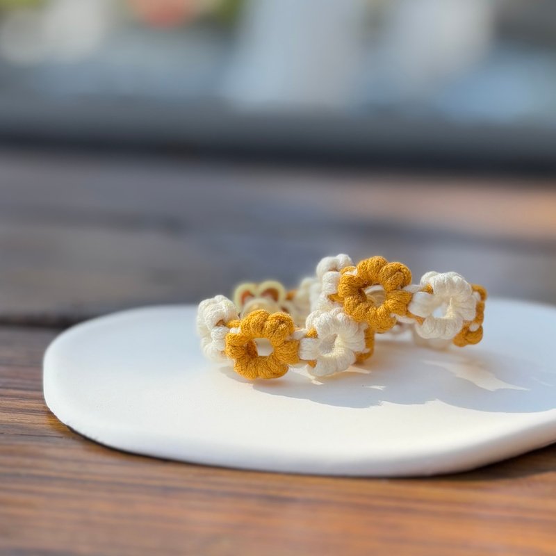 【原創－飾品】手作編織 雛菊花圈 耳環 耳針 耳夾 - 耳環/耳夾/耳骨夾 - 棉．麻 橘色