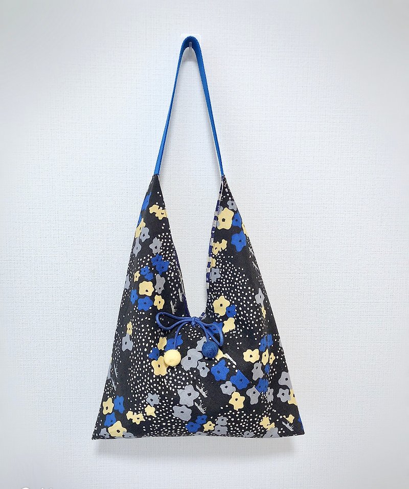 Designer cloth flower double-sided / Japanese-style 侧-shaped side backpack / medium size / blue small flower - กระเป๋าแมสเซนเจอร์ - ผ้าฝ้าย/ผ้าลินิน 