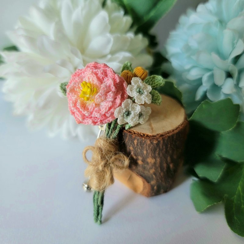 Peony Bouquet Pin Brooch Heart Pin / Vase Hand Crochet - เข็มกลัด - งานปัก สึชมพู