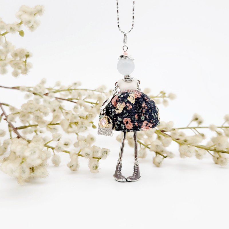 手工著衣吊飾【獨一無二】項鍊吊墜/包包掛飾/手機吊飾 #1513 - 吊飾/掛飾 - 其他金屬 多色