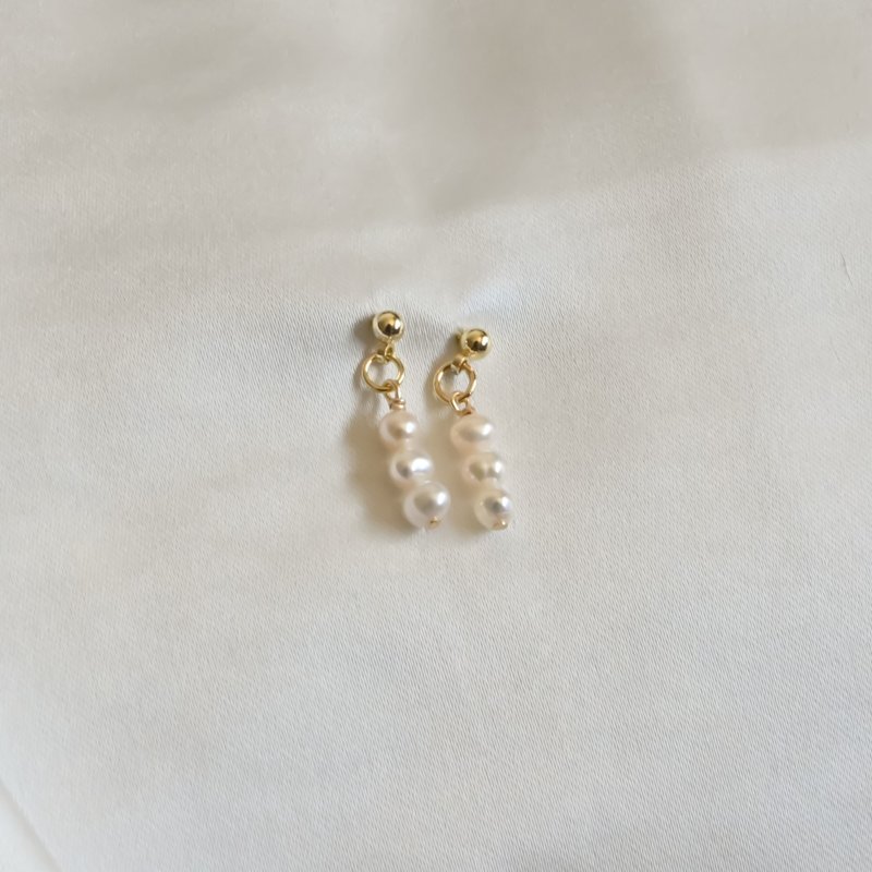 Gini | Shot 001 - Earrings & Clip-ons - Pearl Gold