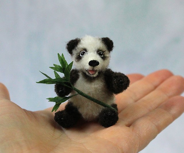 竹とかわいい小さなパンダ。リアルなぬいぐるみミニおもちゃ