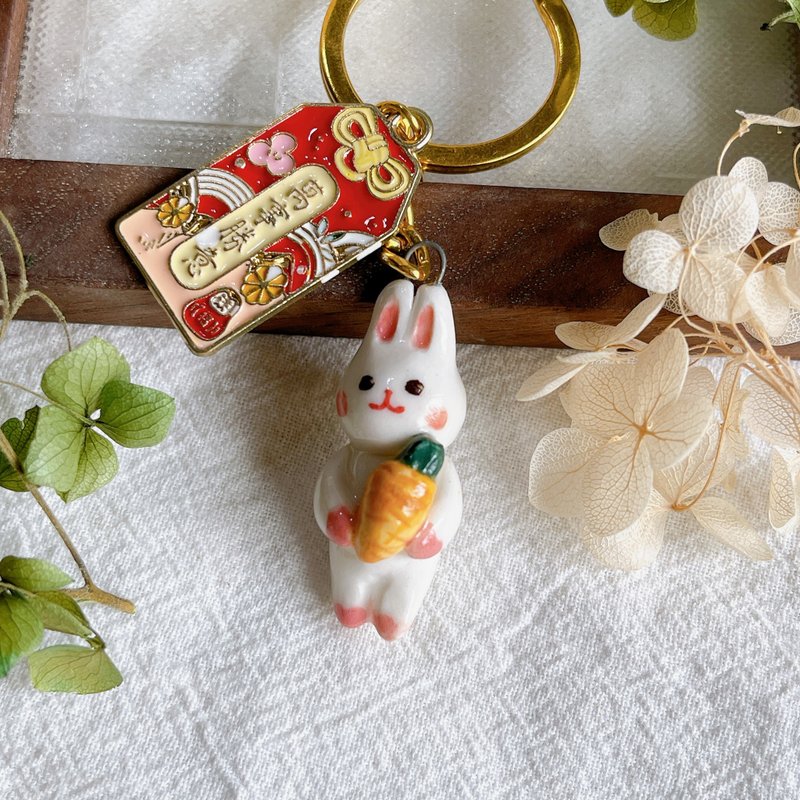 [Handmade Pendant] White Rabbit Holding Carrot Decorated with Victory and Victory Accessories Ceramic Birthday Gift - พวงกุญแจ - เครื่องลายคราม ขาว