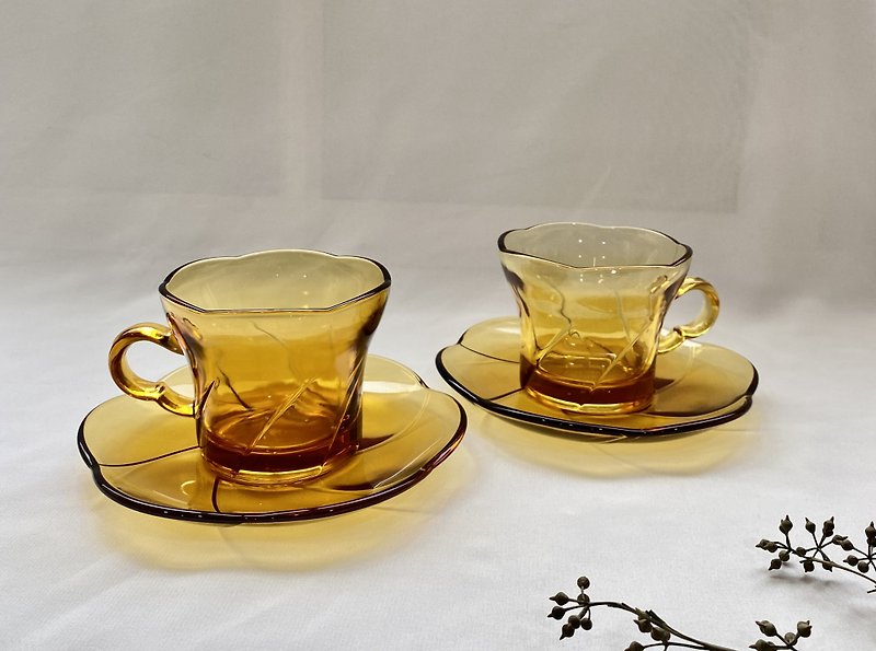 【好日戀物】日本 ADELEX 早期琥珀色花瓣咖啡杯盤組儀式感 - 盤子/餐盤/盤架 - 玻璃 白色