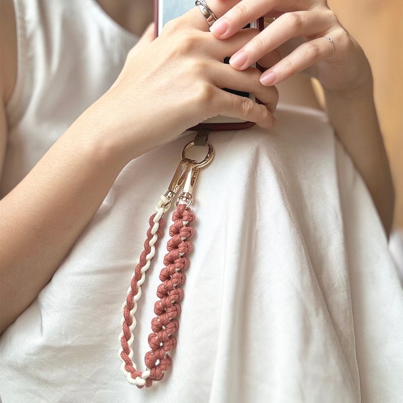 Fire Element ⋯ Woven Hollow Flower Adjustable Phone Lanyard Phone Strap - เชือก/สายคล้อง - พืช/ดอกไม้ สีแดง