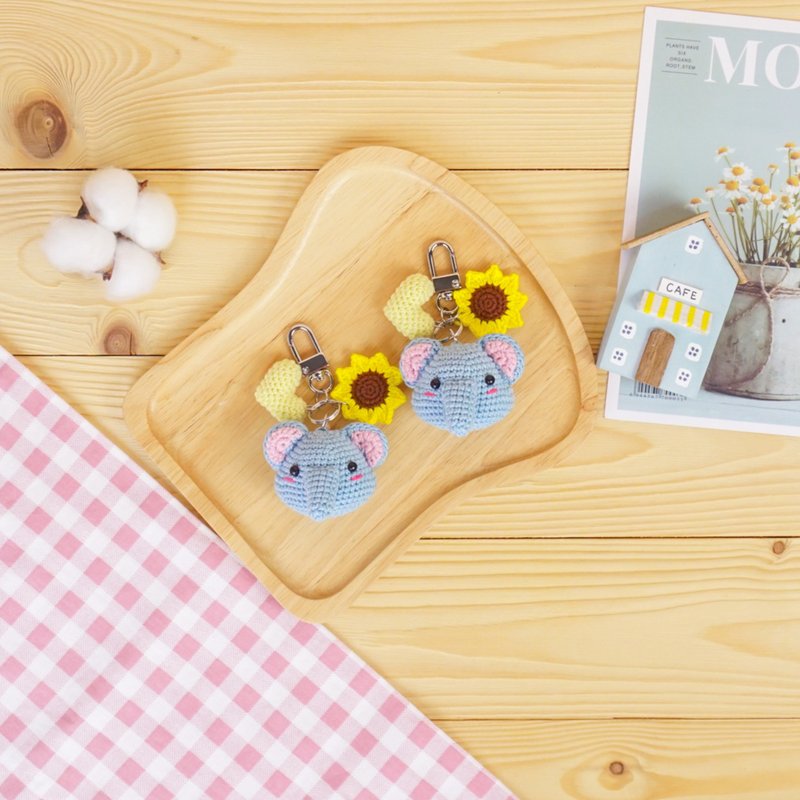 Elephant crochet doll  keyring keychain bagcharm handmade gift - 鑰匙圈/鑰匙包 - 棉．麻 藍色