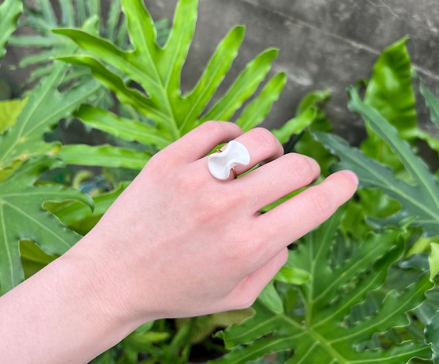 White Porcelain Ring With Gold Leafs 