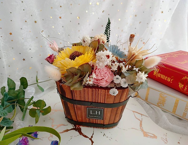 [Blue core hand-made] Japanese style wooden barrel dried potted flowers birthday gift opening ceremony wedding small housewarming - ช่อดอกไม้แห้ง - พืช/ดอกไม้ สีนำ้ตาล