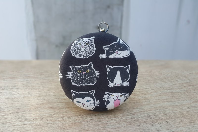 Cute cat face Japanese cloth cat big head gold hard shell bag small round kiss lock bag cat - กระเป๋าแมสเซนเจอร์ - ผ้าฝ้าย/ผ้าลินิน 