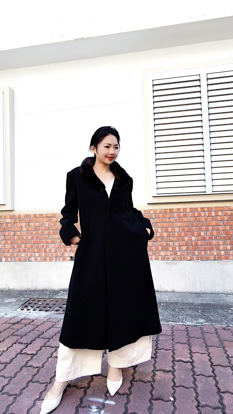 Pure Black x Deep Brown: An Elegant, Understatedly Luxurious, and Sophisticated Long Coat with a Genuine Mink Fur Collar, Wool, and Cashmere Blend. - เสื้อแจ็คเก็ต - ขนแกะ สีดำ