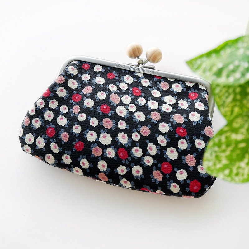 Small garden sandalwood pearl mouth gold bag mother bag / coin purse 【Made in Taiwan】 - Coin Purses - Other Metals Black