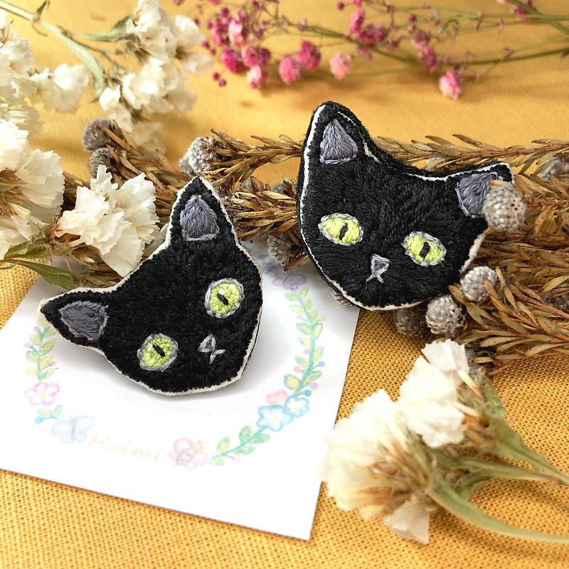 【神秘的な黒猫】純粋な手刺繍ブローチピンローリング小物 - バッジ・ピンズ - 刺しゅう糸 ブラック
