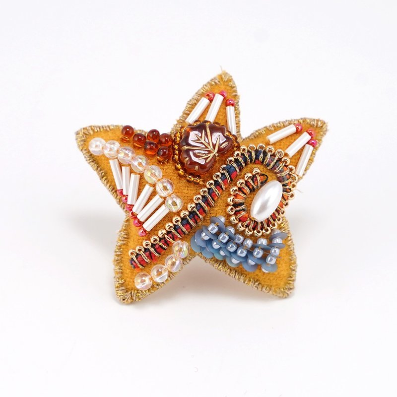クリスマスオーナメントにも　ビーズ刺繍のとても軽い星のブローチ 4　イエロー - 胸針 - 羊毛 橘色