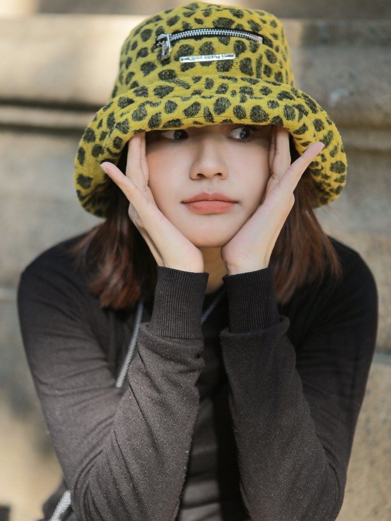 HIDDENNOTES/Original design unisex woolen leopard print bucket hat - หมวก - ขนแกะ 