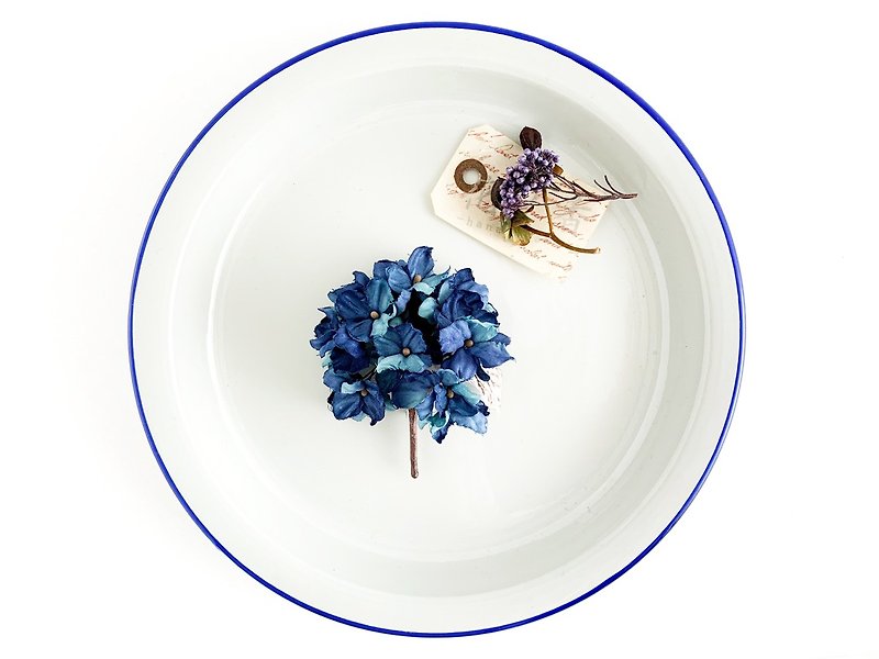 Corsage: antique Hydrangea. (Antique blue) - เข็มกลัด/ข้อมือดอกไม้ - ผ้าไหม สีน้ำเงิน